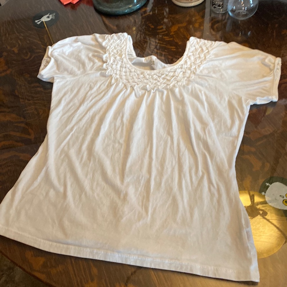 Peace Pearls Women’s X-Large White Short Sleeved Top w/ Braided Pattern Collar